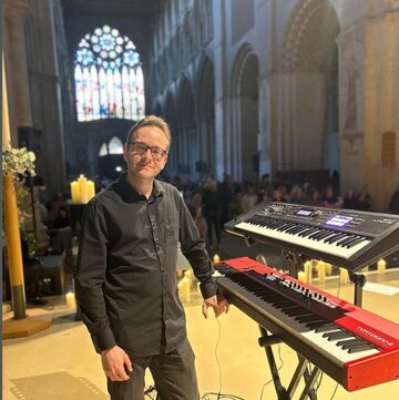 Hire Chris Davies Pianist with Encore