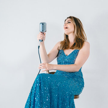 Hire Yasmin Mae  Singer (mezzo soprano) with Encore