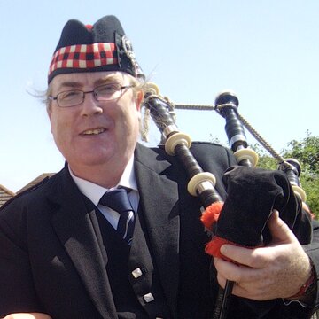 Hire George Sinclair Bagpiper with Encore