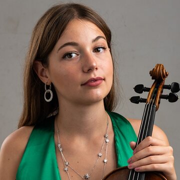 Hire Giulia Lussoso Violinist with Encore