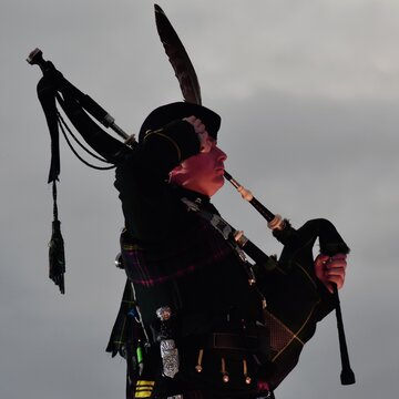 Hire Mackay Piping Bagpiper with Encore