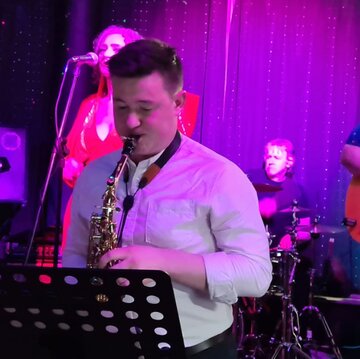 Hire Rob wallis Saxophonist with Encore