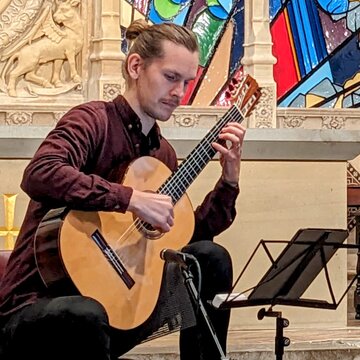 Hire Dom Cesarz Classical guitarist with Encore