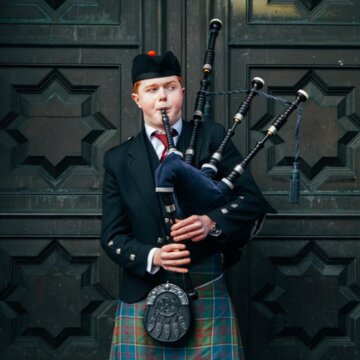 Hire Owain Bagpiper with Encore