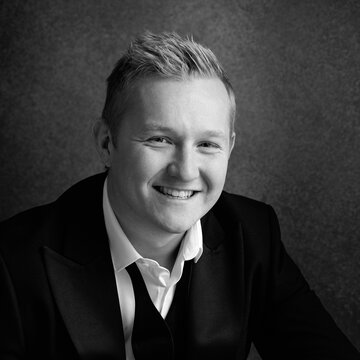 Hire Matthew Whittingham Singer (baritone) with Encore