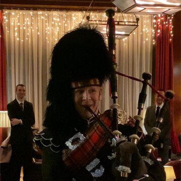 Hire Ian Davidson Bagpiper with Encore