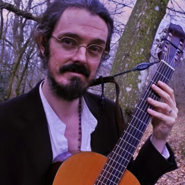 Hire Rónán O'deoráin Classical guitarist with Encore