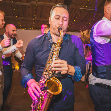 Hire AmericanSaxMan Alto saxophonist with Encore