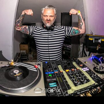 DJ Carl Combover 's profile picture