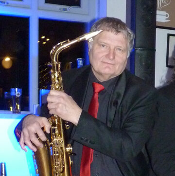 Hire Ray Alto saxophonist with Encore