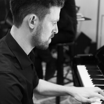 Hire Conor Litten Pianist with Encore