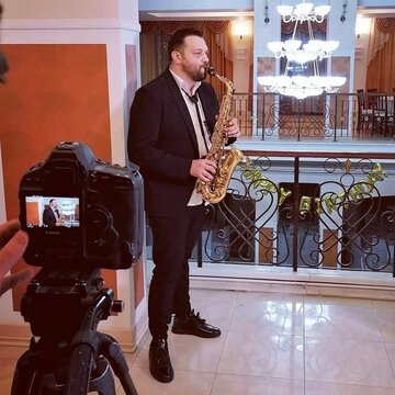 Hire Cosmos Sax Saxophonist with Encore