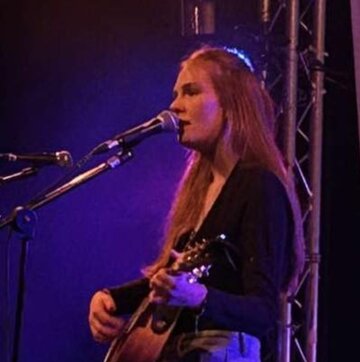 Hire ELLIE STOTT SINGS Ukulelist with Encore