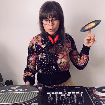 Hire DJ Que Sarah DJ with Encore