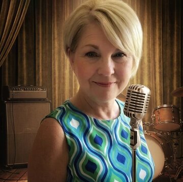 Hire 1960s Show Lynne Fox  Pianist with Encore