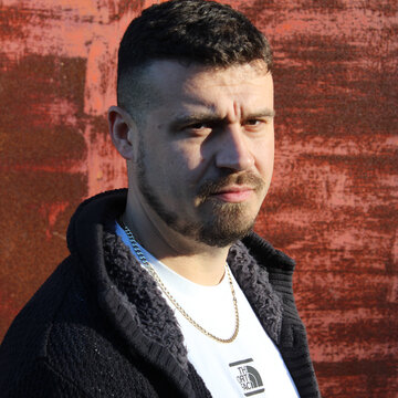 Hire Tommy Burnhams Guitarist with Encore