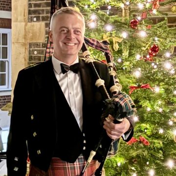 Hire Iain Macfarlane Bagpiper with Encore
