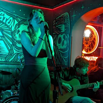 Hire Amy Roberts Singing guitarist with Encore