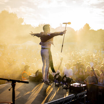 Hire UKQueen-Tribute Queen tribute band with Encore