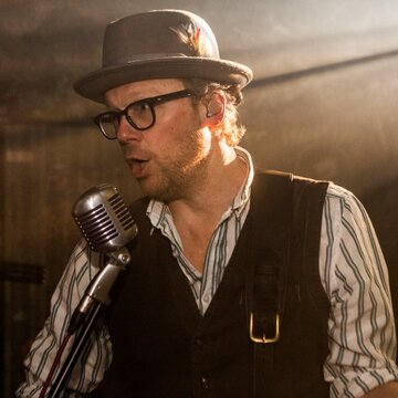 Hire Jonno Pianist with Encore