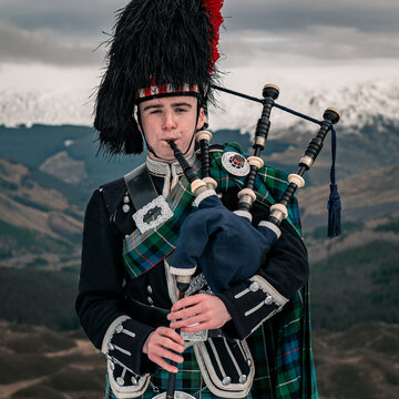 Hire Glen Kelly Bagpiper with Encore
