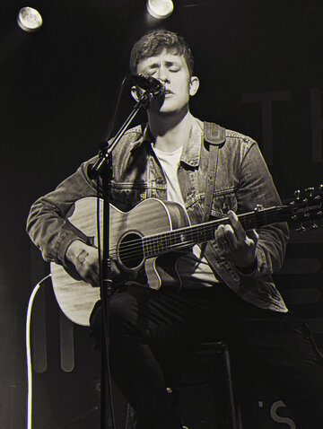 Hire Dan Graham Singing guitarist with Encore