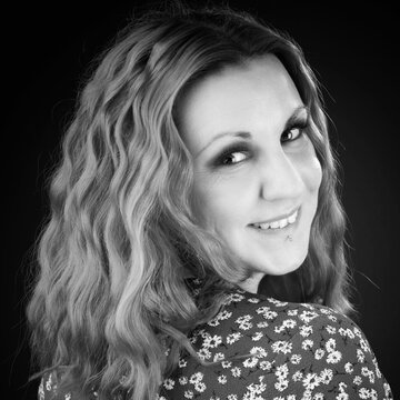 Hire Amy Baker Singer with Encore