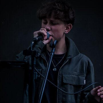 Hire Harley Rigby Violinist with Encore