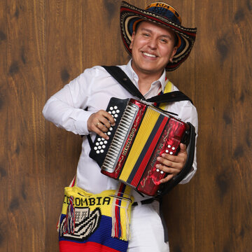 Hire Nando Arias Guitarist with Encore