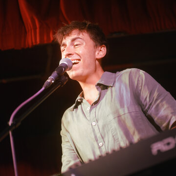 Hire Jamie Sidwell Keyboardist with Encore