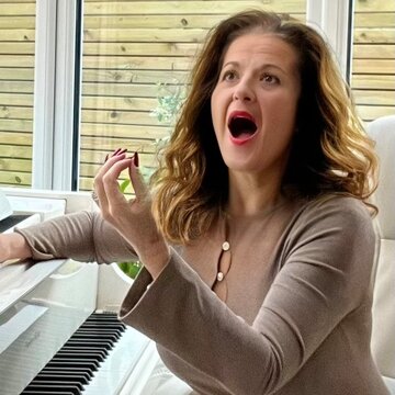 Hire Olivia Whelan (Soprano Opera Singer) Singer (soprano) with Encore