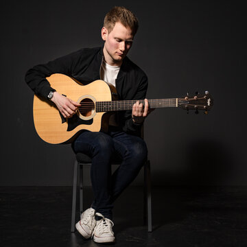 Hire Jamie Felton Singing guitarist with Encore