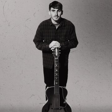 Hire Mo Brown Singing guitarist with Encore