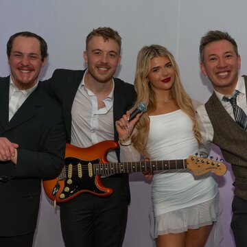 Hire Dragonflies Party Band Roaming band with Encore