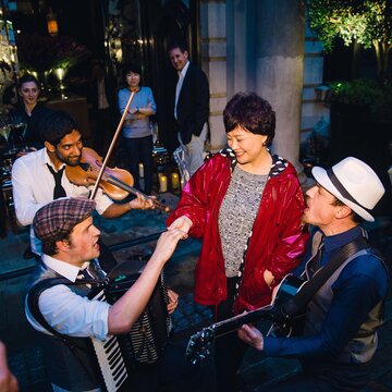Hire ZE TRIO! Roaming band with Encore
