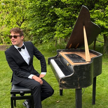 Hire Denis Patrickson Keyboardist with Encore