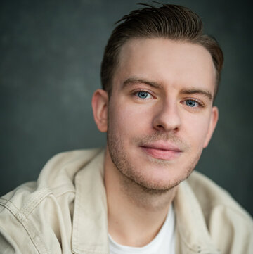 Hire Nathan Christy  Singing pianist with Encore
