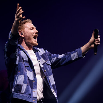 Hire Sam Allen Singing guitarist with Encore