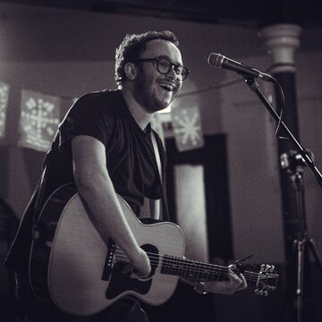 Hire Matty Rayson Singing guitarist with Encore