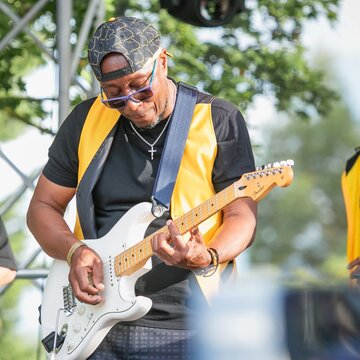 Hire JoeNev Singing guitarist with Encore