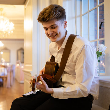 Hire Oscar Flanagan Guitarist with Encore