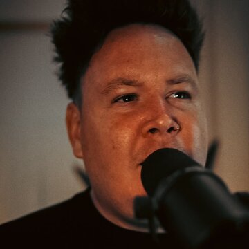 Hire PAUL BLACK Singer (baritone) with Encore
