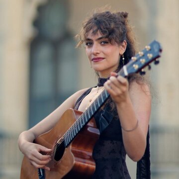 Hire Meera Sunskin Singer (soprano) with Encore