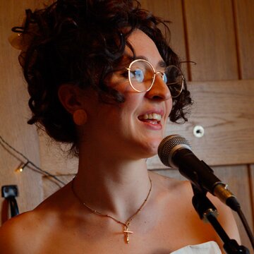 Hire Immy Gemmell Singing pianist with Encore