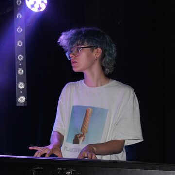 Hire Charlie Martin Singing pianist with Encore