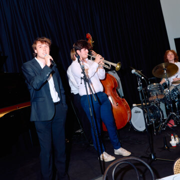 Hire Alastair Eddie Singing pianist with Encore
