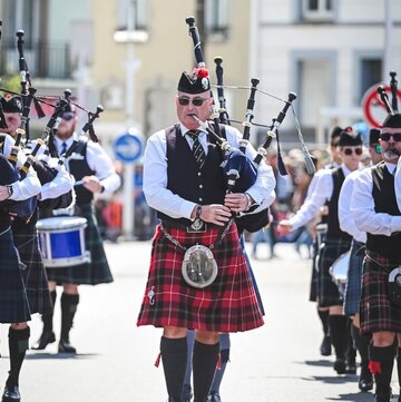 Hire Piper Paterson Bagpiper with Encore