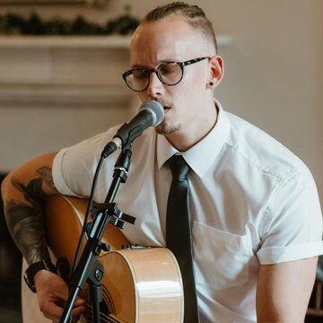 Hire Luke West: Vocalist Guitarist with Encore