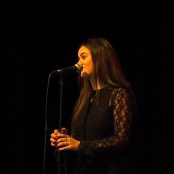 Hire Xabia Singing guitarist with Encore