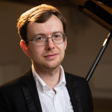 Hire Dominic Degavino Pianist with Encore